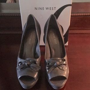 Nine West dark grey platform pump in size 8